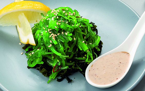 Салат чукка с ореховым соусом